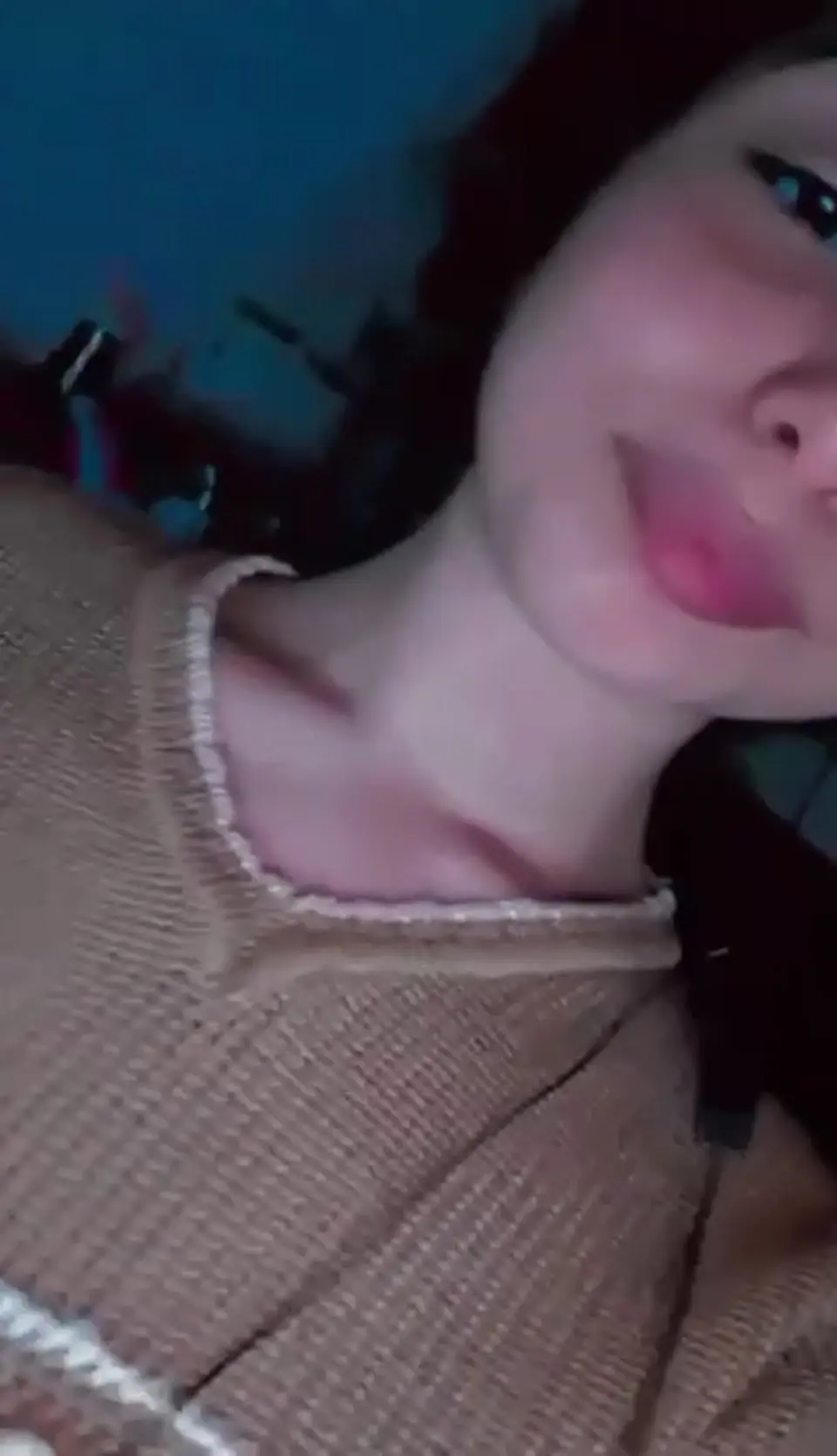 مزتي تبعتلي فيديو لبزازها عشان أنيكها بكرة