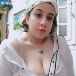 لقطة قريبة للبطن والفخدين وهي قاعدة على الكرسي