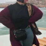 البت ماسكة الموبايل وبتصور نفسها وهي نايمة على الكنبة