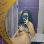 البنت بتضحك وهي بتبعت آخر نودز لمديرها وهي لابسة بس الشراب