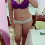 البت بتضحك بصوت عالي بعد ما خلصت تصوير النودز