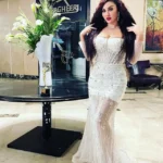 الراقصة واقفة قدام الكاميرا وجسمها العاري باين من الأمام