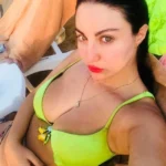 صورة جانبية للراقصة وهي بتميل جسمها وتظهر خصرها ومؤخرتها