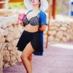 الراقصة بتلف ظهرها للكاميرا وبتبص من فوق كتفها