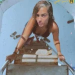 الصورة التانية البنت بتخلع البنطلون ببطء وبتوري مؤخرتها الكبيرة