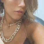 رابع صورة البنت بتتحنى للقدام وبتوري كسها من الخلف بشكل واضح