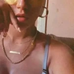 خامس صورة البنت ماسكة زب بلاستيك وبتحطه بين صدرها وهي بتبتسم
