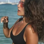 تامن صورة البنت بتبص للكاميرا وهي بتحط صباع في بقها بطريقة فاجرة
