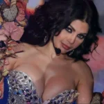 تالت صورة راقصة مصرية بتفتح صدرها والبزاز باينة بشكل واضح جداً