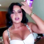 الصورة الرابعة من فوق لتحت بتركز على شكل البزاز المليانة والحلمات