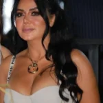 آخر صورة بتبين البزاز الكبيرة وهي متدلية شوية مع حركة طبيعية