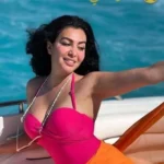 ممثلة مصرية بلبس شفاف يورّد الصدر البطاط وهي قاعدة على الكنبة