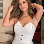 ممثلة بصدر بطاط واضح وهي بتعدل شعرها قدام المراية