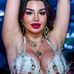 ممثلة مصرية بصدر كبير وهي بتتمدد على السرير ببطء