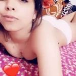 بتتصور وهي راكعة على ركبها وجسمها مائل للأمام وشعرها سايب