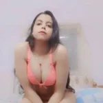 صورة قريبة على صدرها وهي بتضغط عليهم بإيديها بلطف
