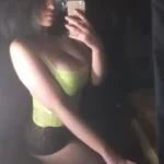 آخر صورة وهي بتضحك بقوة وبتغطي البزاز بإيديها بخفة