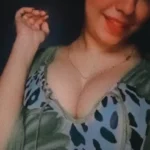 صورة للبنت وهي بتفتح شفايفها السفلى بإيديها