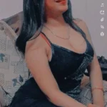 البنت بتتصور من الخلف وهي بتطلع ضهرها كامل