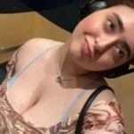 بنوتة هاي كلاس بتفتح بلوزتها وبتوري بزازها الكبيرة وحلماتها العسل في أول صورة بالألبوم