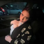 زاوية قريبة لحلمة عسل وهي مبلولة شوية من الإضاءة