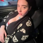 آخر صورة والبنوتة بتغطي بزازها بإيديها وبتبص بابتسامة