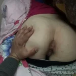 الزوج ماسك الموبايل وبيصور طيز مراته من الجنب