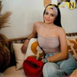 طيز مرفوعة شوية في زاوية جانبية للصورة السابعة