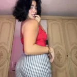 التيكتوكر المصرية بتاخد سيلفي نودز من قدام المراية وهي لابسة بس تيشيرت قصير