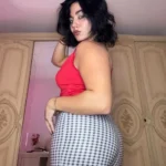 صورة جانبية لجسم التيكتوكر المصرية وهي بتلف ضهرها للكاميرا