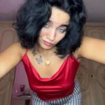التيكتوكر المصرية واقفة قدام النافذة والنور بيبان على جسمها العاري